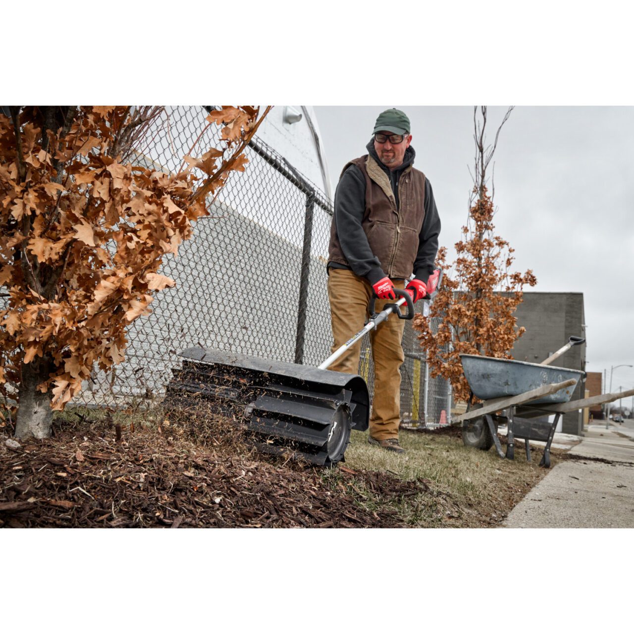 M18 FUEL™ QUIK-LOK™ Rubber Broom Attachment - Image 4