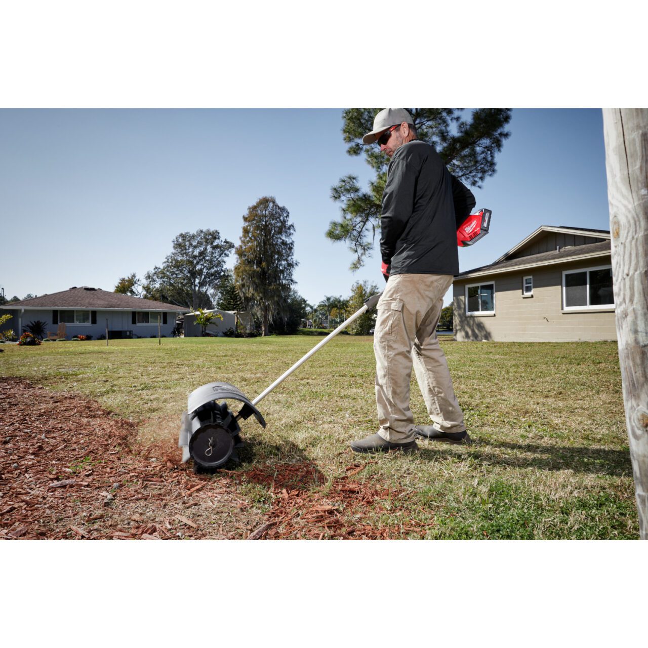 M18 FUEL™ QUIK-LOK™ Rubber Broom Attachment - Image 3