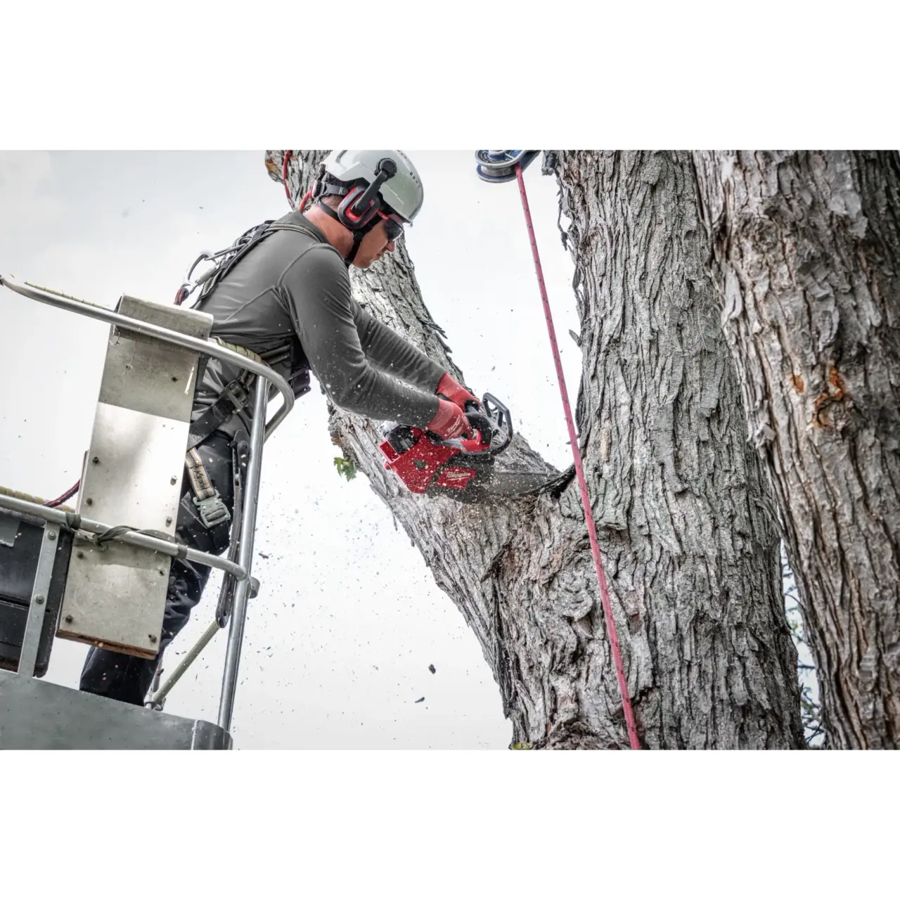 M18 FUEL™ 14" Top Handle Chainsaw Kit - Image 4